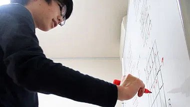 早慶入試問題の解説を楽しそうに進める男子生徒